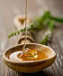 Cire orientale miel dans cuillère en bois