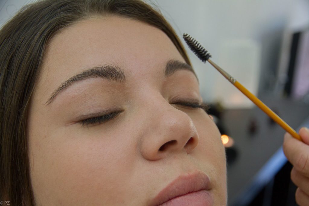 brossage sourcils B.